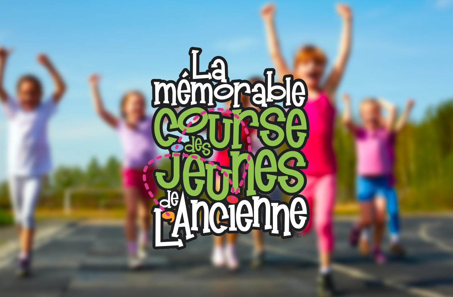 Groupe d'enfants courant à l'extérieur et ayant les bras dans les airs.