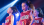Trois jeunes filles sur scène à l'occasion d'un spectacle de danse, toutes vêtues d'une camisole sportive à paillettes rouges portant l'inscription DANCE.