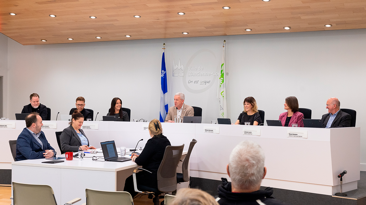 Conseil municipal devant les citoyens assistant à la séance du conseil dans la salle de l'hôtel de ville.
