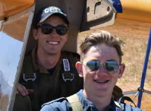 Deux pilotes de planeur assis l'un derrière l'autre dans un planeur des Cadets de l'Air.