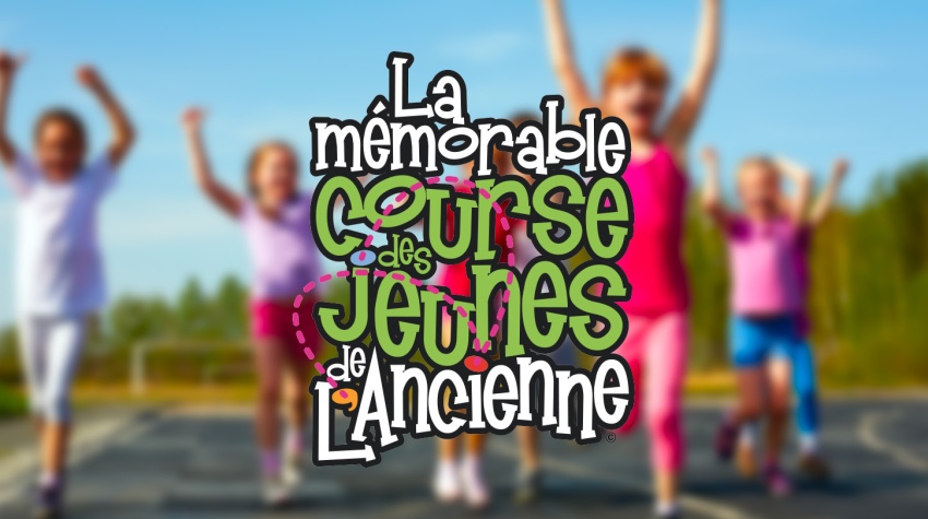 Groupe d'enfants courant à l'extérieur et ayant les bras dans les airs.